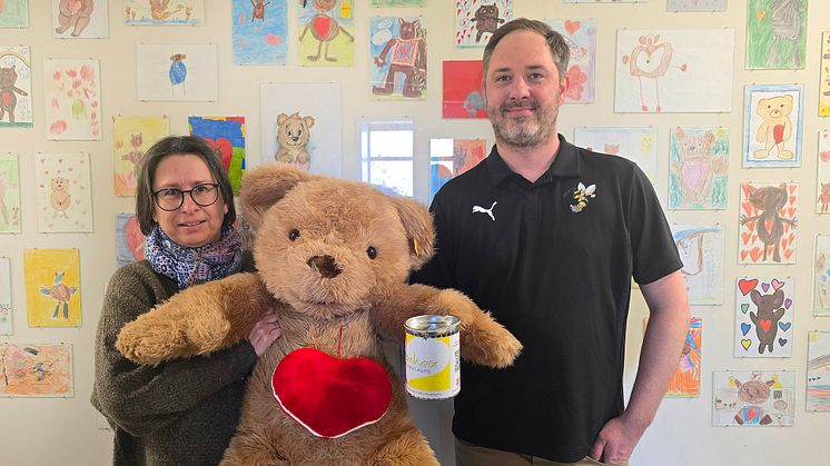 Christian Schulz übergibt Kerstin Stadler (Bärenherz) die Spenden des Fanclubfest Black Hornets 
