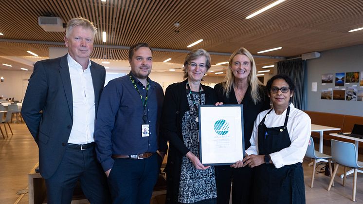 Fra venstre: John-Ole Soløy, konserndirektør i ISS Facility Services, Alexander Klemp, Eiendomssjef i Entra, Ellen Hambro, adm.dir. i Miljødirektoratet, Cathrine Pia Lund, adm.dir. i Svanemerket, Suhanthy Kanagsundram, kantineleder