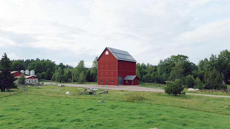 Kombinera solceller och batteri i lantbruket så kan du använda din egen el till fordonsladdning, kapa effekttoppar eller som reservkraft.