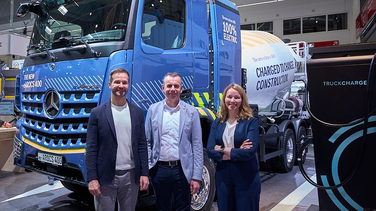Achim Puchert, CEO Mercedes-Benz Trucks, Bernhard Wasner, CEO Paul Group, Stina Fagerman, Leiterin Marketing, Vertrieb und Services Mercedes-Benz Trucks vor dem eArocs 400 auf der bauma 2025.