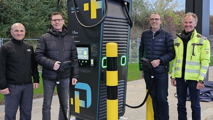 Sorgen für schnelles und bequemes Laden an unbewirtschafteten Rastplätzen an Autobahnen: Hans Hübert, Andreas Stoller, Mike Süggeler und Michael Rüngeler von Westfalen Weser Ladeservice (v. l.).