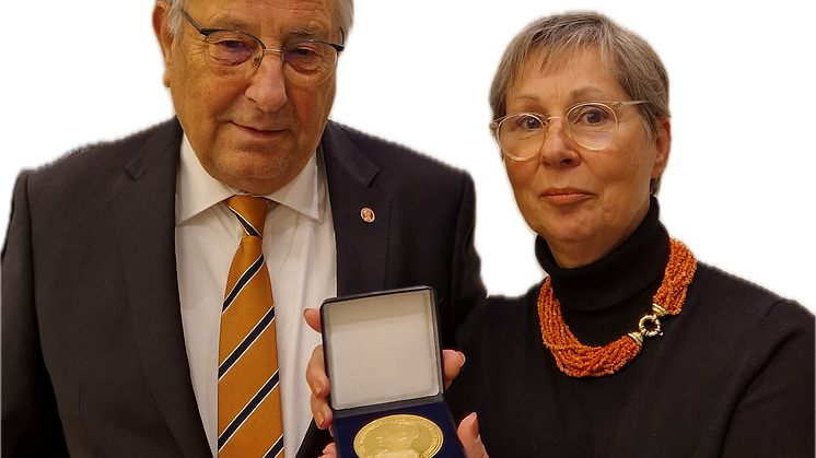 BADS-Präsident überreicht Danner-Medaille für die erkrankte Kirsten Lühmann an Gabriele Pappai
