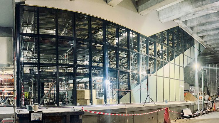 Montage av säkra glasfasader med Keep safe system® pågår under mark, vid Station Centralen i projektet Västlänken.