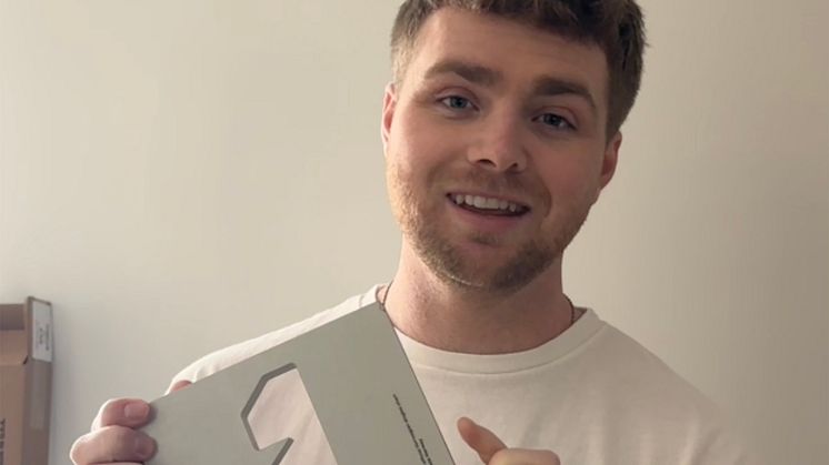 TikTok-stjerne, Alex Warren, mottar tidenes første Topplista nr. 1-trofé. Foto: Warner Music 