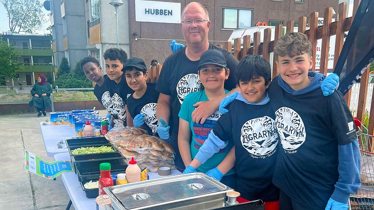Tigrarna grillade hamburgare tillsammans med Fittja Pulsen.