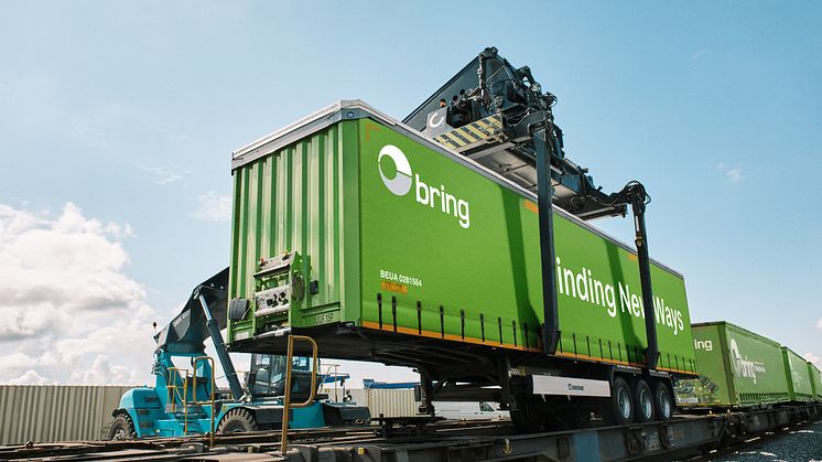 At kombinere vej- og jernbanetransport resulterer i betydelige reduktioner af CO2-udslippet.