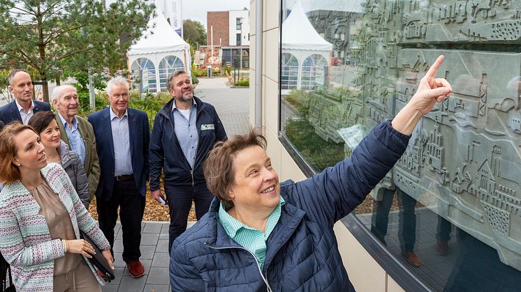 Künstlerische Entdeckungsreise: Relief von Schmidt-Westerstede ziert Fassade der AV 