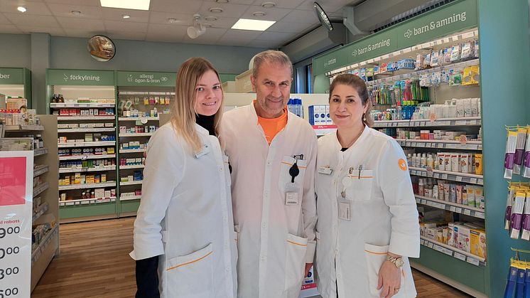 Apotekschef Farzaneh med sina stolta medarbetare. 