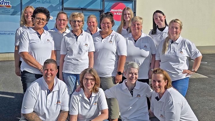 Das dm-Team aus dem dm-Markt in Lemgo vor dem dm-Markt. 