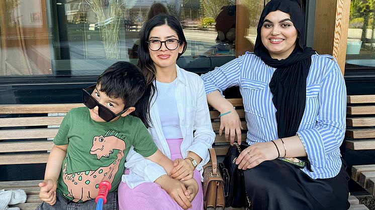 Adriana Hashimi med sonen Artin, 4 år, och Helai Paktiawal trivs i Bergsjön.