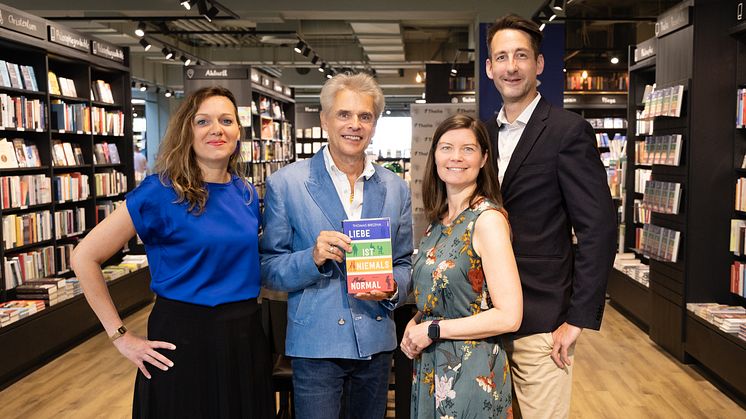 Tanja Raich (Programmleiterin Leykam Verlag), Thomas Brezina (Bestsellerautor), Andrea Heumann (Thalia Geschäftsführerin) und Martin Sarrazin (Thalia Bereichsleiter) im Gespräch über queere Sichtbarkeit und den Wandel im Buchmarkt (v.l.n.r.)
