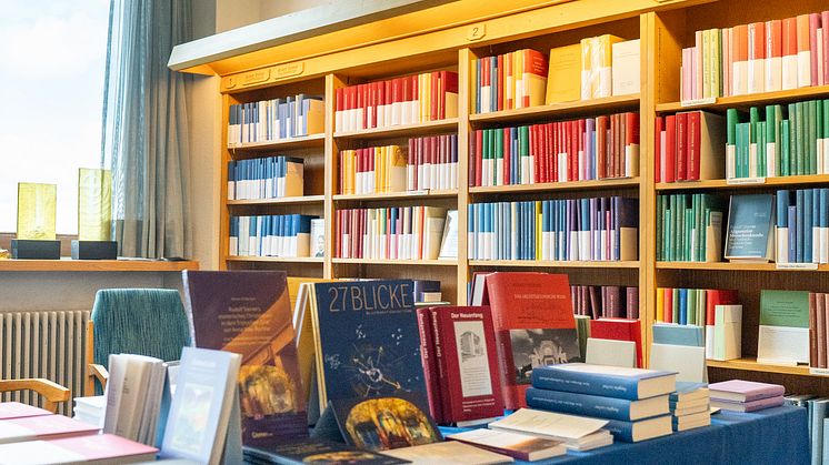 Symbolbild: Gesamtausgabe Rudolf Steiners in der Buchhandlung am Goetheanum (Foto: Xue Li)