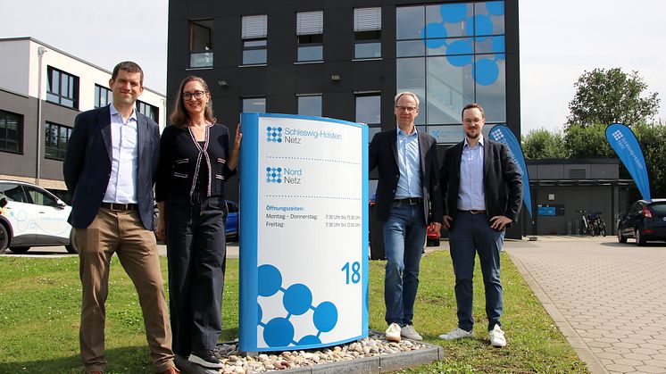 (v.l.) Dr. Benjamin Merkt, Technik-Vorstand SH Netz, Bürgermeisterin Ulrike Schmidt, Kommunalbetreuer Jörg Braun und Technik-Leiter Malte Peikenkamp am neuen Technik-Standort in Henstedt-Ulzburg.