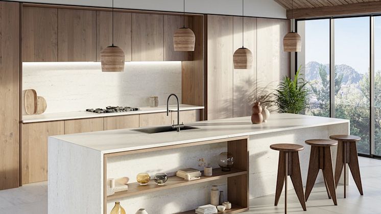 Silestone i färgen Raw A som hållbara, fläcktåliga ljusa vackra bänkskivor, väggbeklädnad och klädd köksö