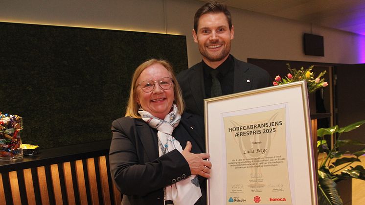 Laila Berge ble tildelt Horecabransjens ærespris tirsdag 18.mars 2025. Her avbildet sammen med landbruks- og matminister Nils Kristen Sandtrøen. 