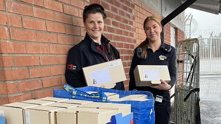 Louise Dieck från Rapid Relief Team levererar julklappar till barn till intagna på anstalten i Nyköping.