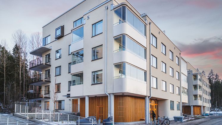 Boende i SKBs kooperativa hyresrätter har svarat på boendeenkäten och resultatet har lett fram till två nomineringar till Kundkristallen 2025. Foto: Jon Buscall