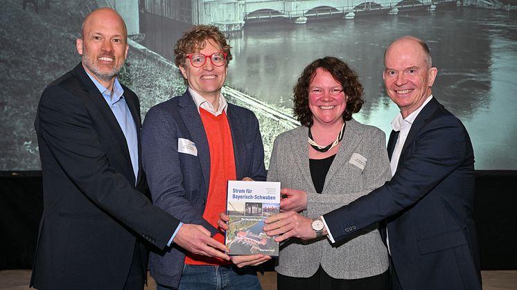 Die LEW-Vorstände Christian Barr (l.) und Dietrich Gemmel (r.) mit den Autoren Matthias Georgi (2.v.l.) und Katharina Roth von der auf Unternehmenshistorien spezialisierten Agentur Neumann & Kamp bei der Vorstellung der Geschichte der Lechwerke.