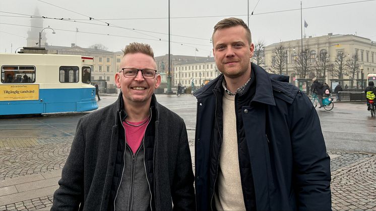 Johan Persson ansluter till Structor Mark Väst. Här tillsammans med Björn Sandsundet, vd. Foto: Structor