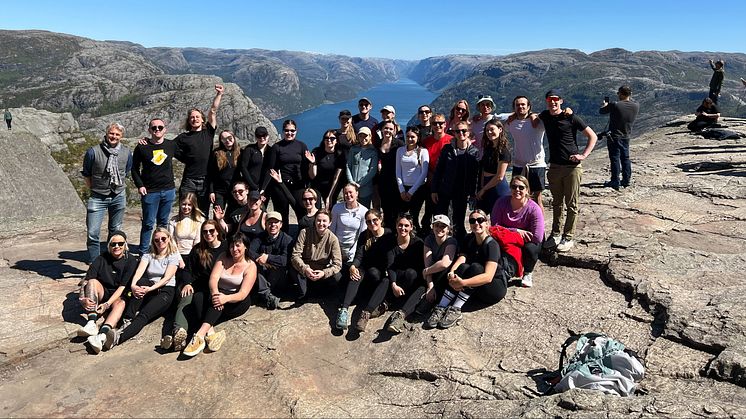 Die Gruppe auf den Preikestolen vor dem Lysefjord zusammen mit den Dozierenden Magnus Frampton, Heidi Lie Eriksen, Joakim Haaland, Jurgen Basstanie, Ellen Milants und Susanna Weber.  (Foto: privat)