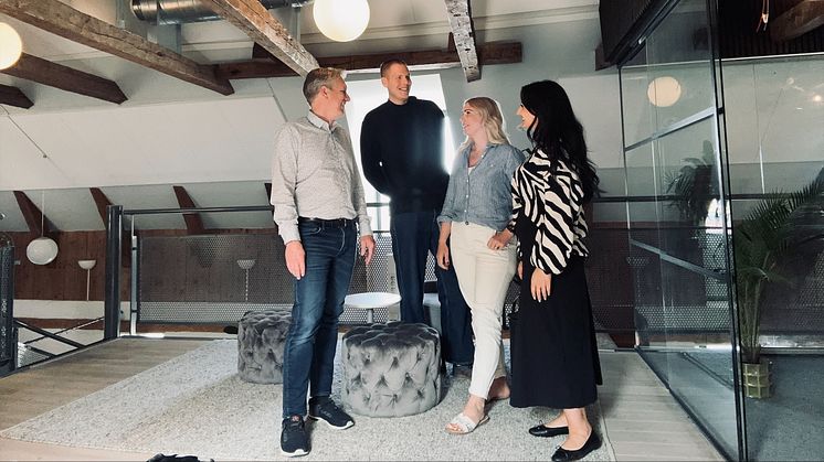 Henrik Essunger och Oskar Gustafsson från Posifon och Susanna Ehrström och Jasmin Yilmaz från Vallmo ser fram emot ett nytt och spännande samarbete för att modernisera och effektivisera omsorgen i Sverige.