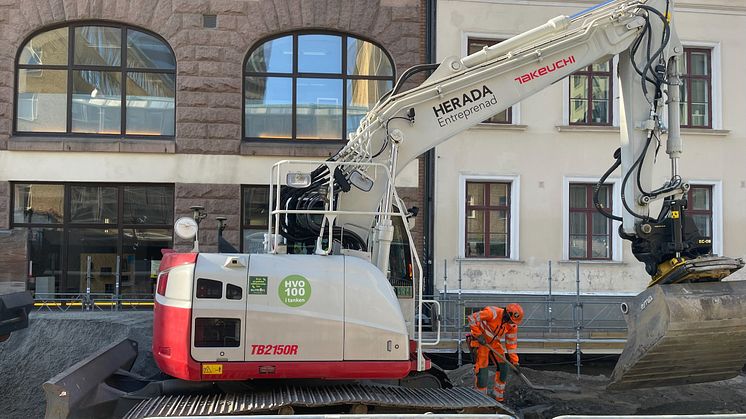 Maskiner och lastbilar som används vid byggen åt Göteborgs Stad måste i fortsättningen köras på HVO100 eller el. Bild: Göteborgs Stad