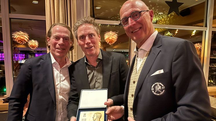 Jonas Bergqvist och Ranje Söderberg från SCIF:s styrelse flankerar pristagaren Jörgen Persson