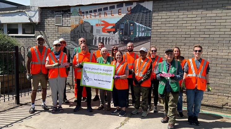 Community Rail Week: Network Rail staff help brighten Bucks & Beds stations for passengers and communities