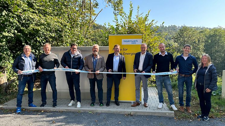 Bürgermeister Karlheinz Hofmann (4.v.li.) aus Wiesthal und Bürgermeister Willi Fleckenstein (4.v.r.) aus Wiesen trafen sich mit Vertretern der Bayernwerk Netz GmbH zur offiziellen Inbetriebnahme der neuen Mittelspannungsleitung.