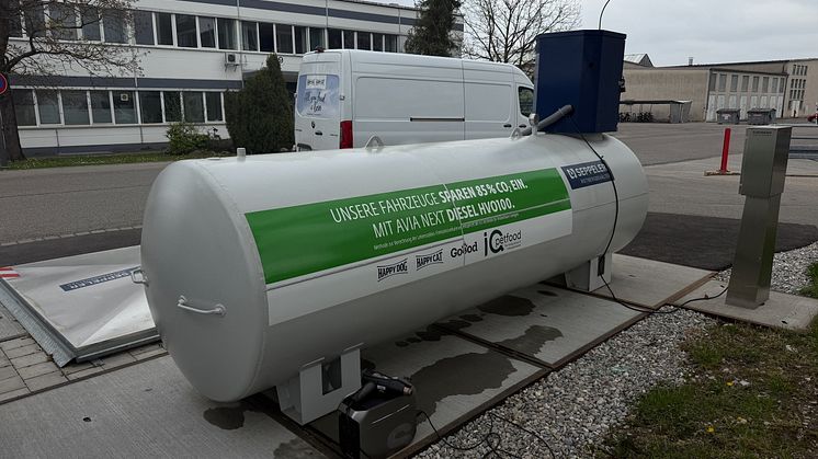 Interquell LKWs und Sprinter tanken ab sofort synthetischen Kraftstoff an eigens für Interquell vorgesehener HVO100-Betriebs-Tankstelle, installiert von der Firma Ilzhöfer Inh. Walch GmbH & CO KG