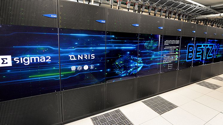 Betzy, Norges kraftigste superdatamaskin, lar forskere fra hele landet utforske alt fra komplekse klimamodeller til avansert kunstig intelligens. Forskningsrådet har nylig anbefalt å investere minst 2,6 milliarder kr i flere tungregneressurser. 
