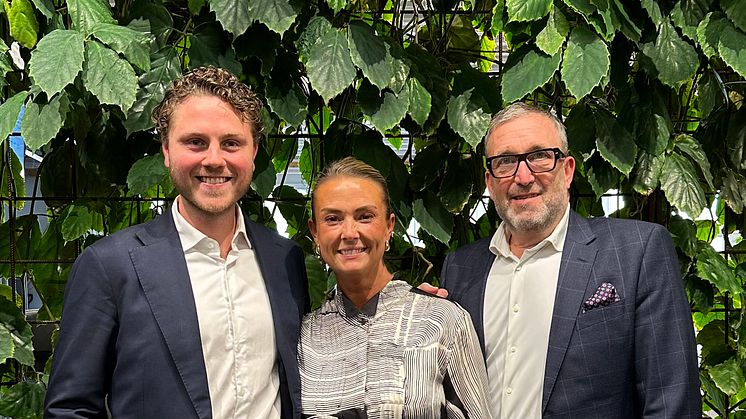 Tomas Widerlöv (t.h) med Sophie Palmstierna och Morgan Flodman - Widerlövs senaste franchisetagare som öppnar kontor på Värmdö