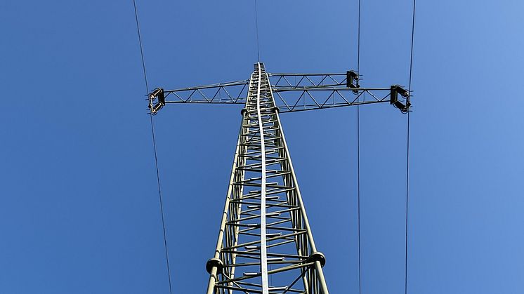 Tragmast, der durch einen modernen Abspannmast ersetzt wird.