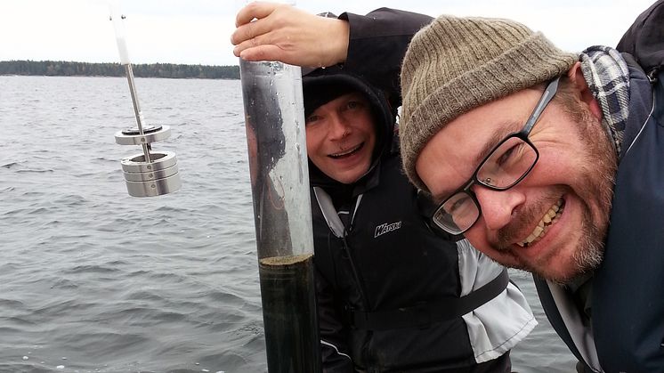 Forskarna har tagit upp långa provkärnor från havsbotten utanför Studsvik för att kunna spåra när i tiden olika radioaktiva ämnen kommit dit. Foto: Marie Karlsson