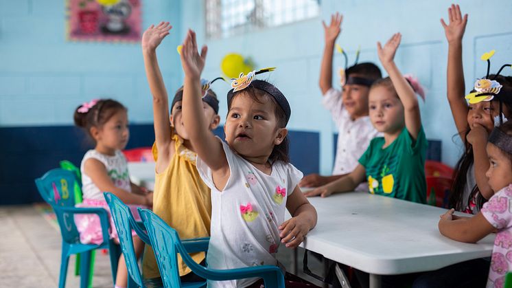 Över världen saknar 250 miljoner barn tillgång till utbildning. I bild: Luz Maria med sina klasskamrater i Guatemala. Foto: Johanna Wolff / We Effect