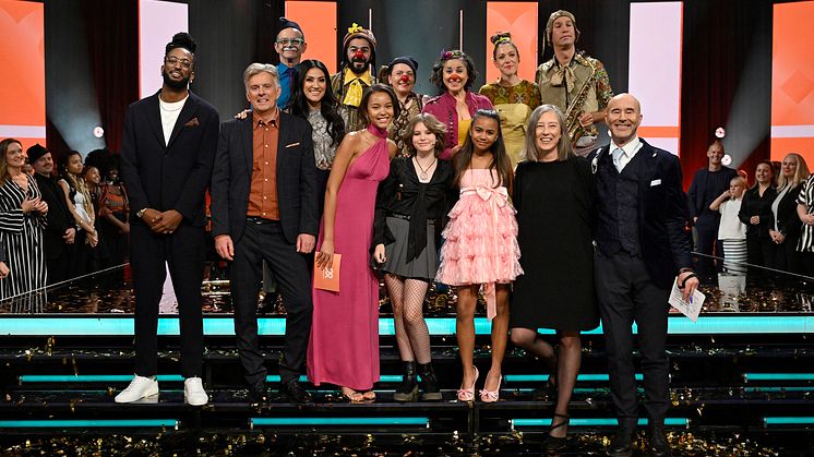 TV-galan "Tillsammans för Världens Barn" sändes i lördags kväll och leddes av Ahmed Berhan, Nikki Amini och Mark Levengood assisterade av Henrik Kruusval samt barnen Harriet Lindgren, Gabriella Westlund, Tereza Muvemba Lidström. Foto: Jessica Gow