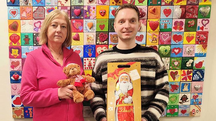 Elvira Wegner nahm die Spende von Martin Heruth entgegen