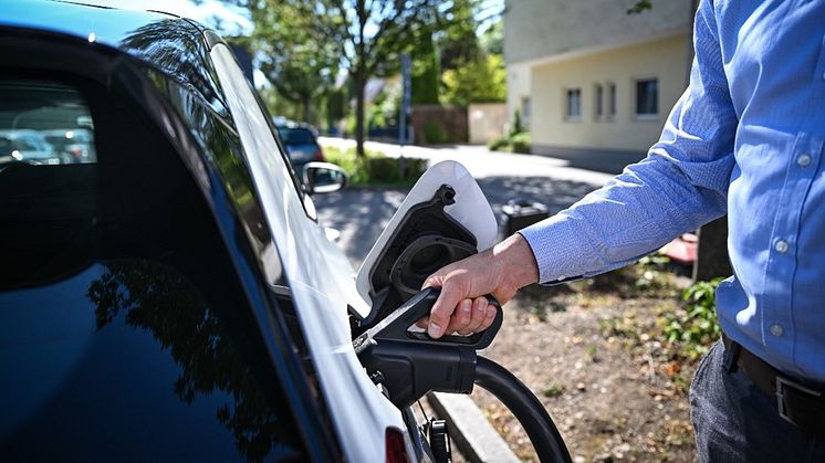 Auf dem Parkplatz bei der Chocolaterie Café Müller in Königsbrunn stehen ab sofort vier LEW-Schnellladepunkte für Elektrofahrzeuge zur Verfügung. Das Bild zeigt beispielhaft das Laden eines E-Autos.
