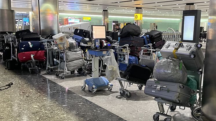 Mange kofferter på en flyplass.