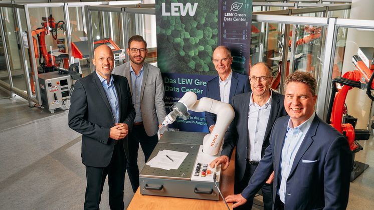 Symbolische Unterzeichnung der Kooperationsvereinbarung zwischen KUKA und LEW für das LEW Green Data Center. (Foto: Felix Baptist/LEW, genaue Bildbeschreibung unten auf der Seite)