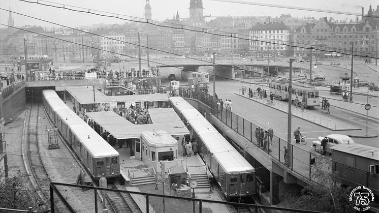 I år fyller Stockholms tunnelbana 75 år. Bilden visar invigningsdagen när sträckan Slussen till Hökarängen öppnades för trafik. Foto: Spårvägsmuseet