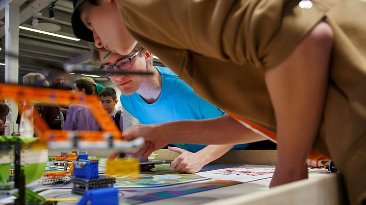 Räkna med stenhård konkurrens, tidspressade tävlingar och ett öronbedövande legorassel i First Lego League.