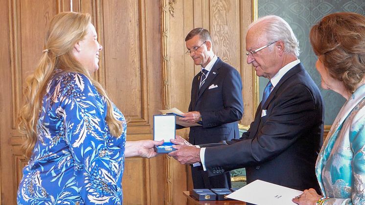 Under en ceremoni den 13 juni i Lovisa Ulrikas matsal på Kungliga slottet delade Kungen ut H.M. Konungens medalj till Malmö Stadsteaters teaterchef Petra Brylander. Foto: Jonas Borg