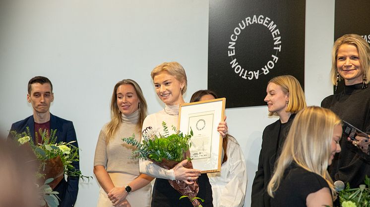 Nora Björning Engström tar emot priset. Foto: Axel Ahlgren