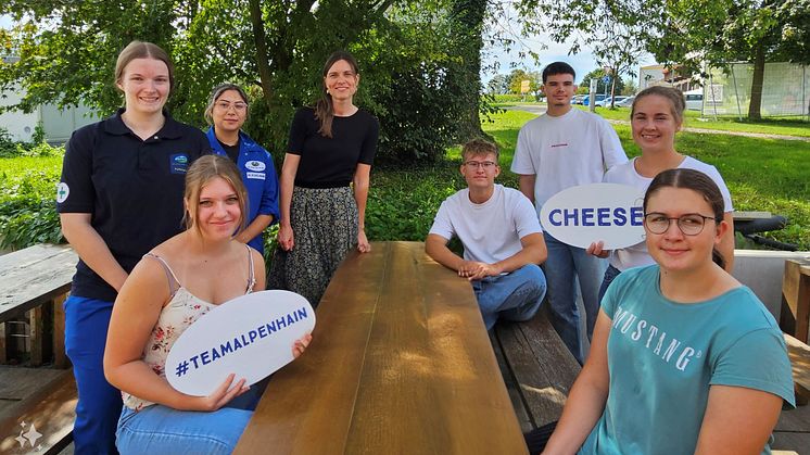 Für sechs junge Menschen aus der Region begann am 2. September ein neues Kapitel: Sie starteten eine spannende Ausbildung in der oberbayrischen Traditionskäserei Alpenhain.
