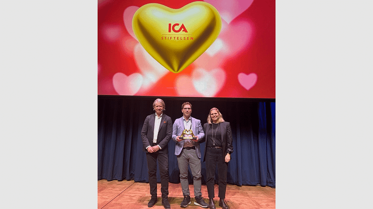 ICA Nära Sätras handlare Andreas, som även är Emmas pappa, tog emot priset.