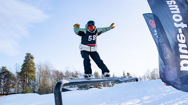 Felix Axelsson, tävlandes för Massa Brudar Brädklubb, vann herrklassen FIS Elit. Foto: Andreas Sjöbeck. 