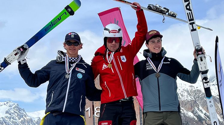 Herrarnas prispall under JVM i telemark, fr.v. Alvin Noaksson, Andrian Ball (CAN), och Timo Walser (SUI). Foto: Erik Noaksson/SSF. 