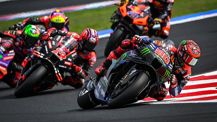  5番手走行中、残りコーナー2つで燃料を使い切り7位チェッカーの#20 F・クアルタラロ（YZR-M1）