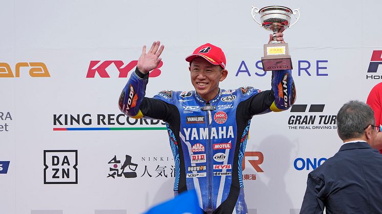  JSB1000 ：予選4番手から巻き返し、決勝では2位でフィニッシュした#2 中須賀克行（YZF-R1）